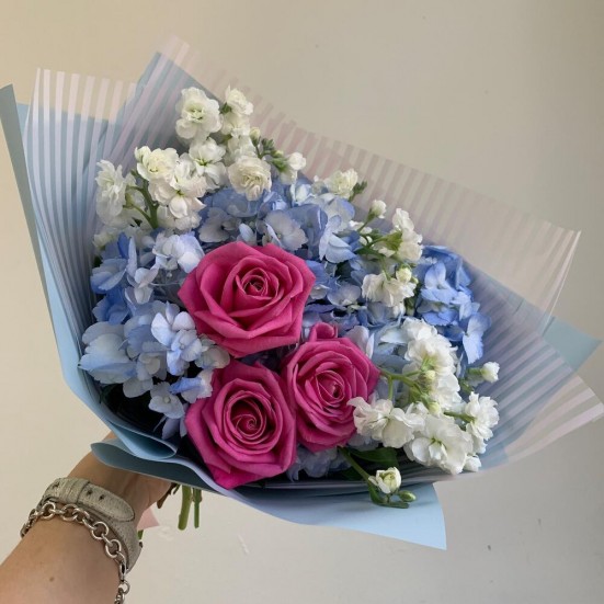 Букет с голубой гортензией и другими цветами - фото 2