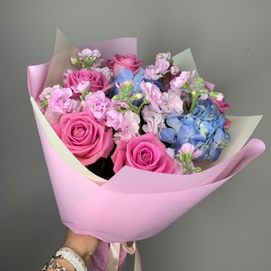Букет с голубой гортензией и розами - фото 2