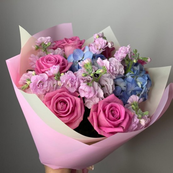 Букет с голубой гортензией и розами - фото 3