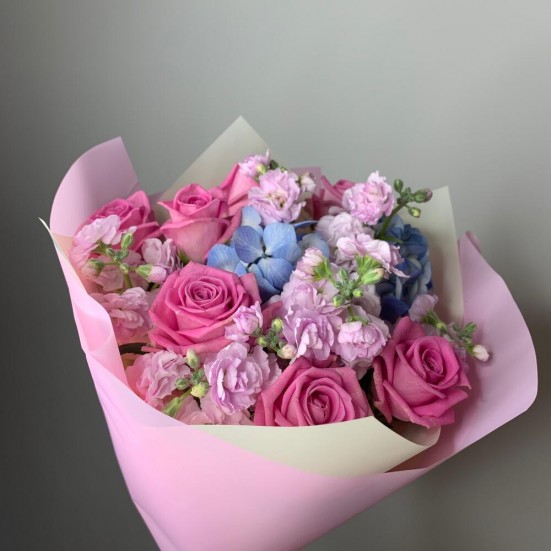 Букет с голубой гортензией и розами - фото 6